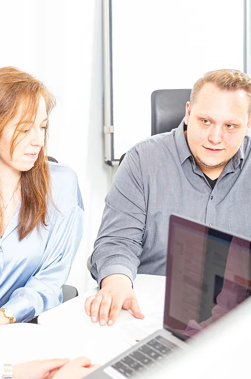 Am Webdesign im Bereich Onlineshop erstellen, arbeitet das Team von Kundenwachstum bestehend aus Annika und Patrick.