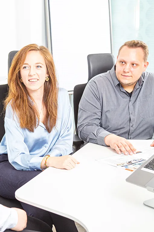 Am Online Marketing im Bereich SEA, arbeitet das Team von Kundenwachstum bestehend aus Annika und Patrick.