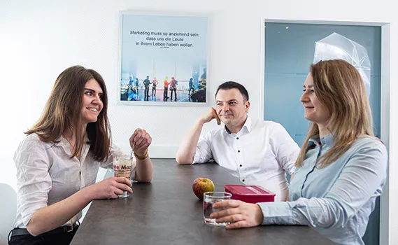 Am Online Marketing Über uns, arbeitet das Team von Kundenwachstum bestehend aus Michelle, Nadine und Dusko.