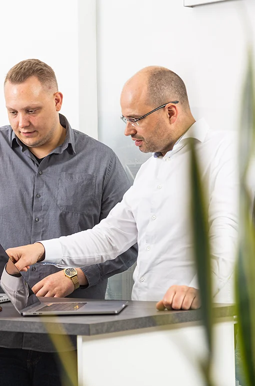 Bei der KUNDENWACHSTUM.de GmbH im Bereich neukundengewinnung arbeitet das Team von Kundenwachstum bestehend aus Christian und Patrick.