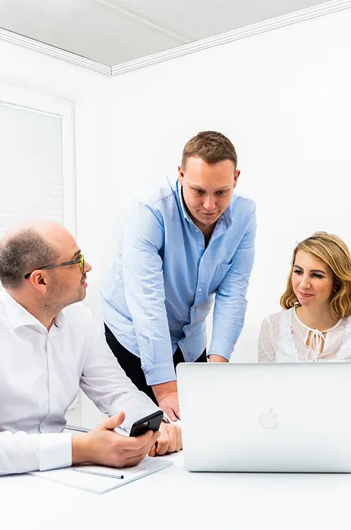 Am Online Marketing im Bereich Online Marketing arbeitet das Team von Kundenwachstum bestehend aus Christian, Patrick, und Alexandra.